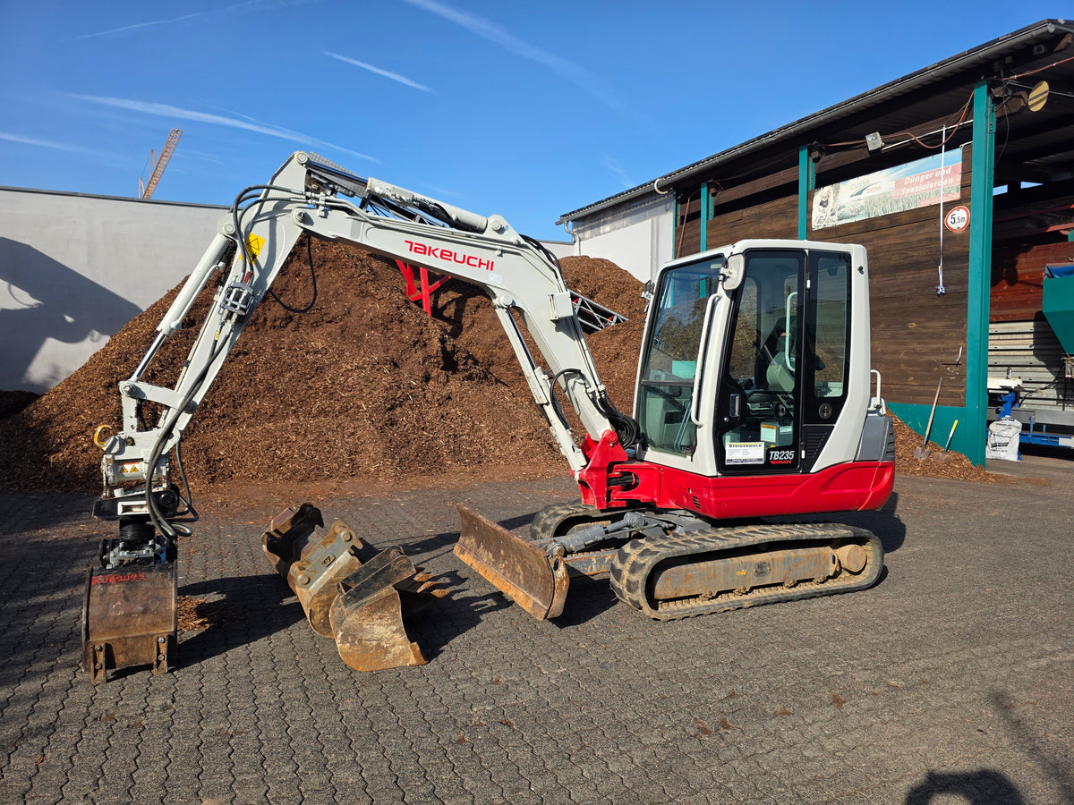 Takeuchi TB235 Minibagger Baumaschine inkl. Löffel & DMS Greifer