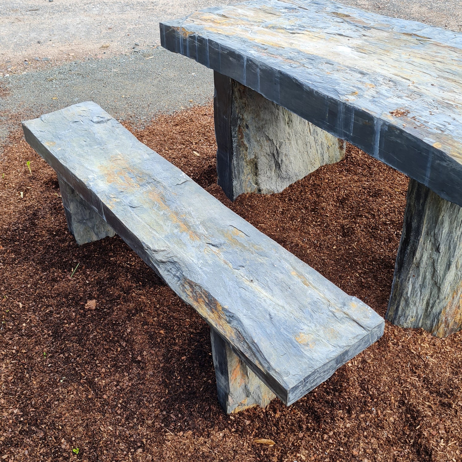 Schiefertisch Bank Sitz Natursteintisch Gartenmöbel Naturstein – Steigerwald Rindenmulch