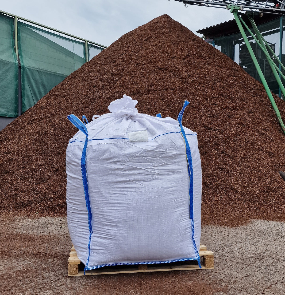1,5m³ 1500l Rindenmulch / Rindenhumus fein 0/8mm im Big Bag versandkostenfrei geliefert
