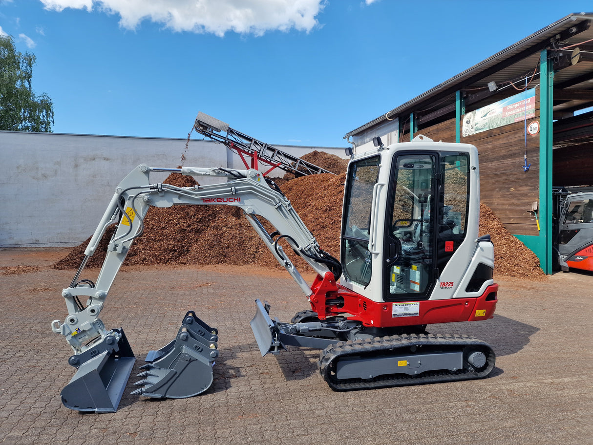 Baumaschinenvermietung Takeuchi TB 225 2,5to ab 120€ pro Tag zzgl. MwSt