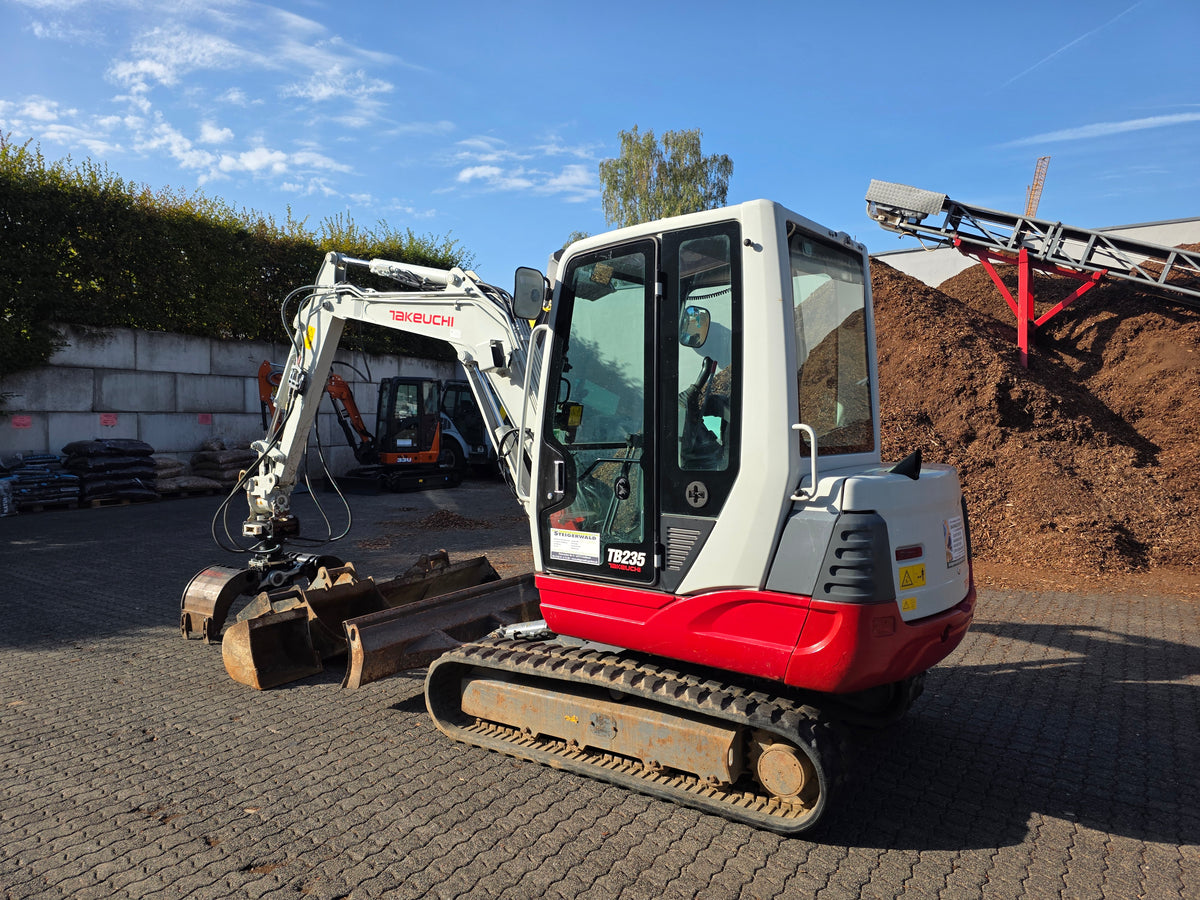 Takeuchi TB235 Minibagger Baumaschine inkl. Löffel & DMS Greifer