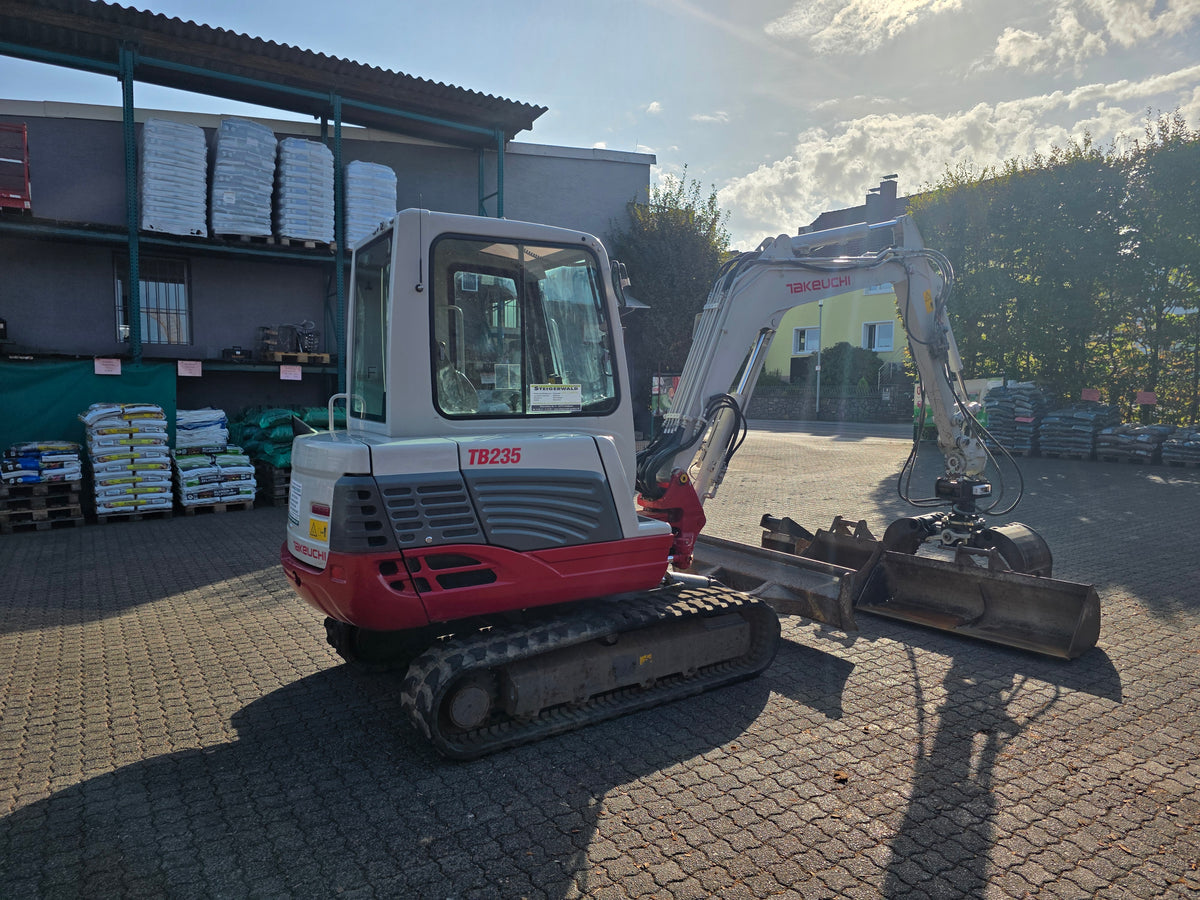 Takeuchi TB235 Minibagger Baumaschine inkl. Löffel & DMS Greifer
