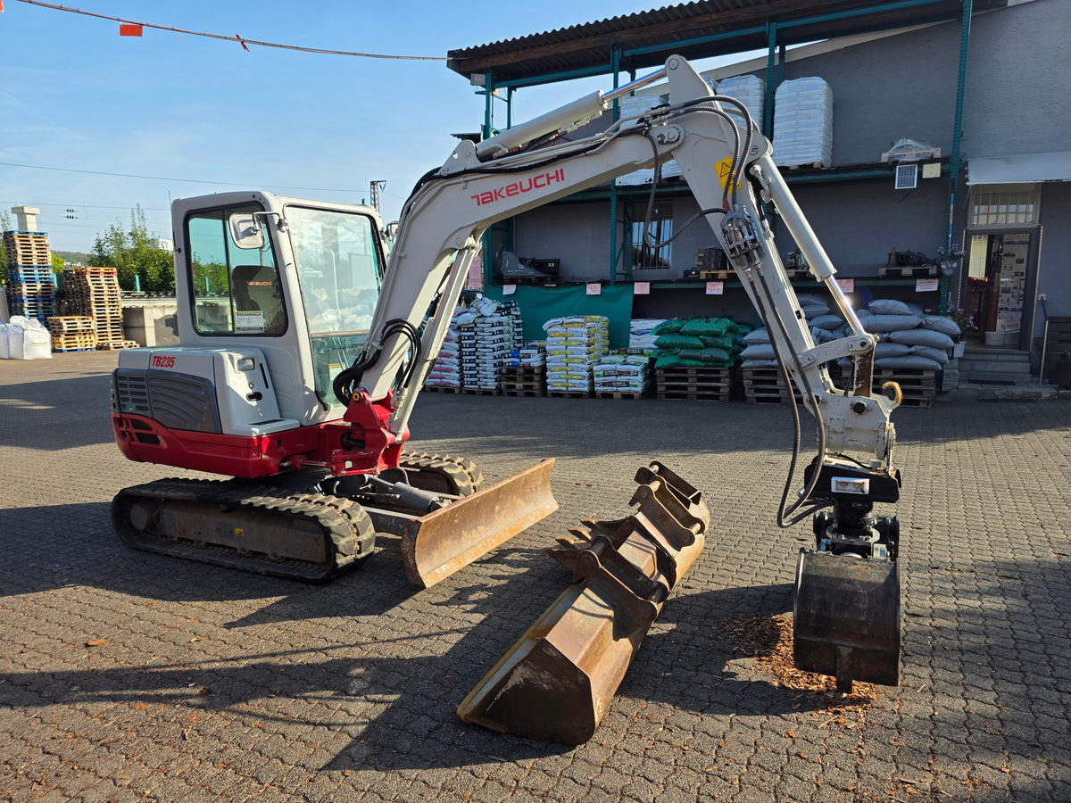 Takeuchi TB235 Minibagger Baumaschine inkl. Löffel & DMS Greifer